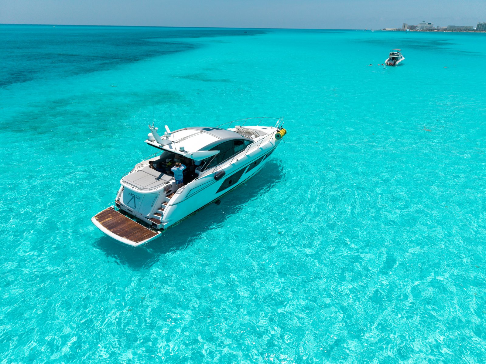 61-105ft luxury yacht in Cancun